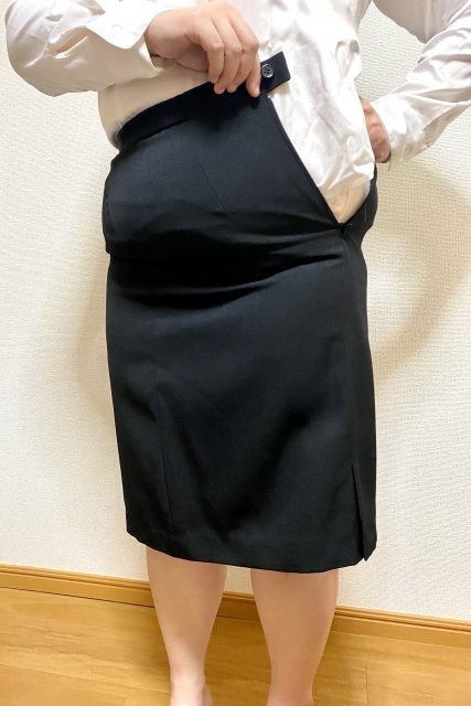 久しぶりに履くスカートのファスナーが閉まらない女性