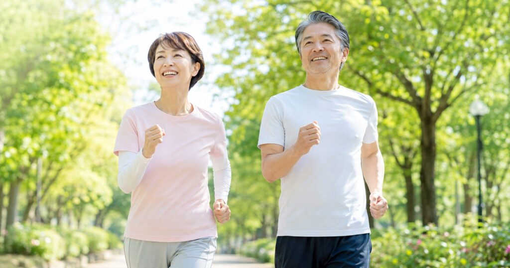 衰えを食い止めたくて、歩く50代夫婦のイメージ画像