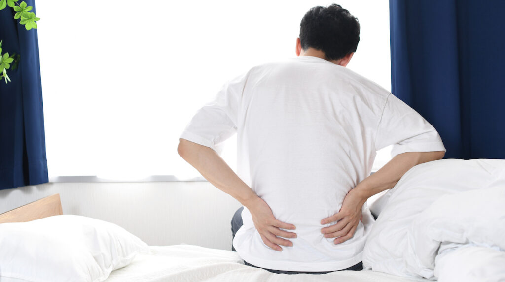 帰省疲れで腰痛になる男性