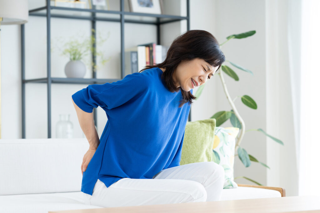 日常で腰に痛みを感じるミドル女性