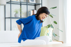 日常で腰に痛みを感じるミドル女性