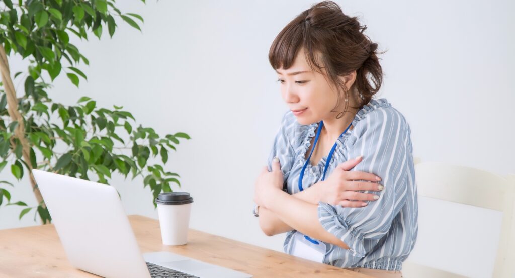 オフィスで寒さを感じる女性