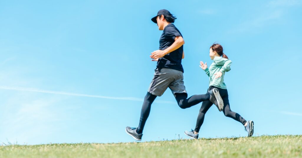 毎日の運動習慣を続けるペアカップル