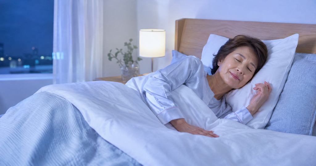 暑い夜に安眠をしようとしている女性画像
