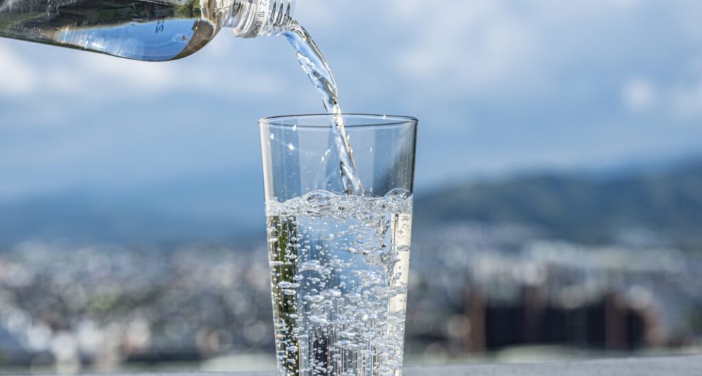 ボトルから炭酸水をコップに入れる