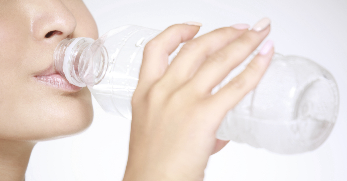 炭酸水を飲む女性