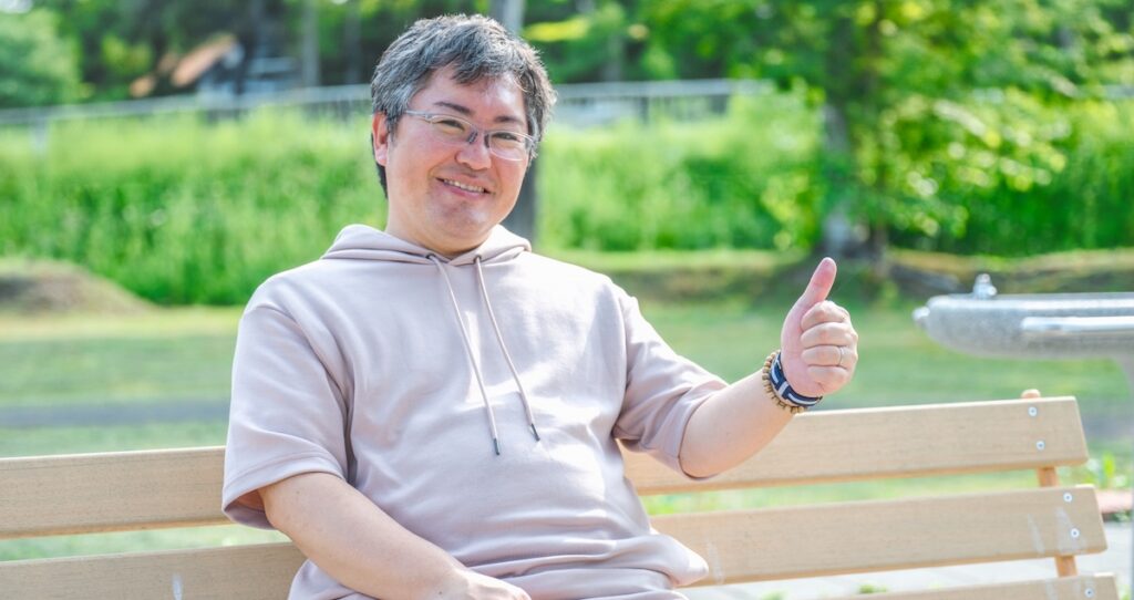 公園で笑顔のグーする男性