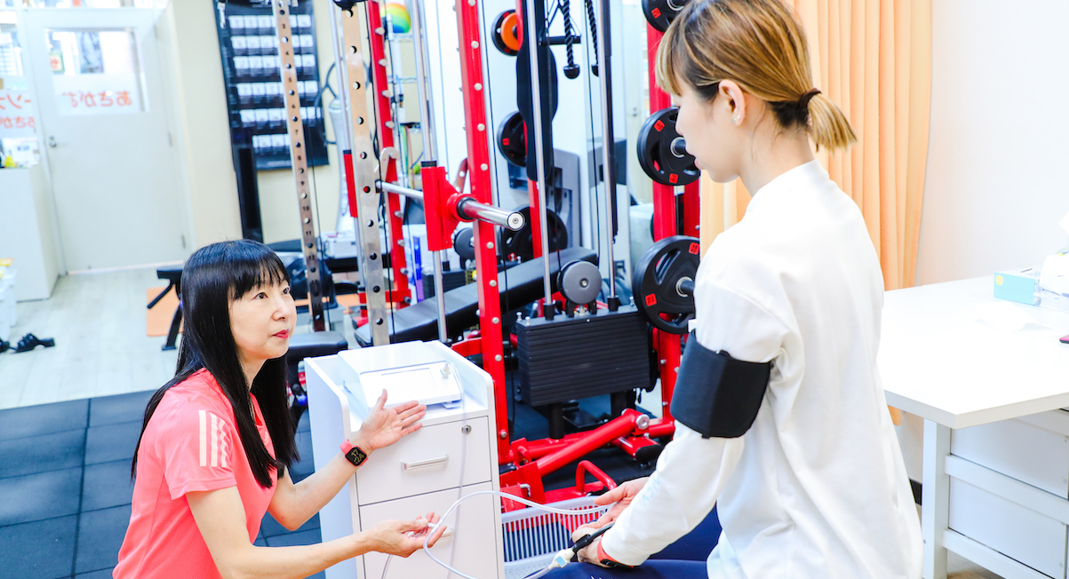 体験会の説明をトレーナーから聞く体験者