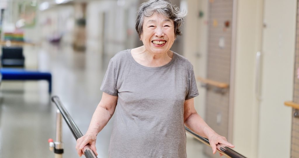 大腿骨骨折の手術後にリハビリするシニア女性
