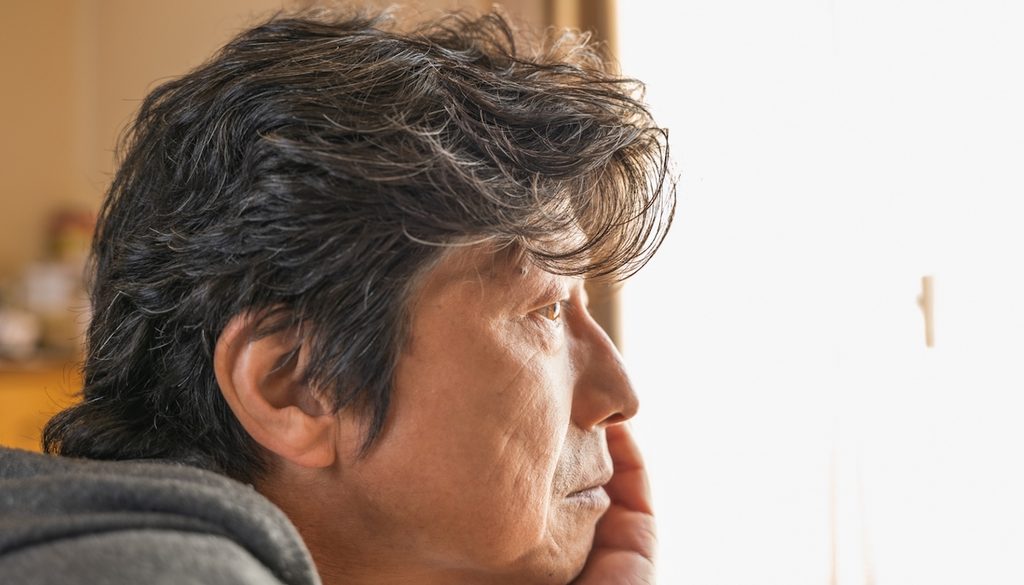 運動した方が良いけど考え込む男性
