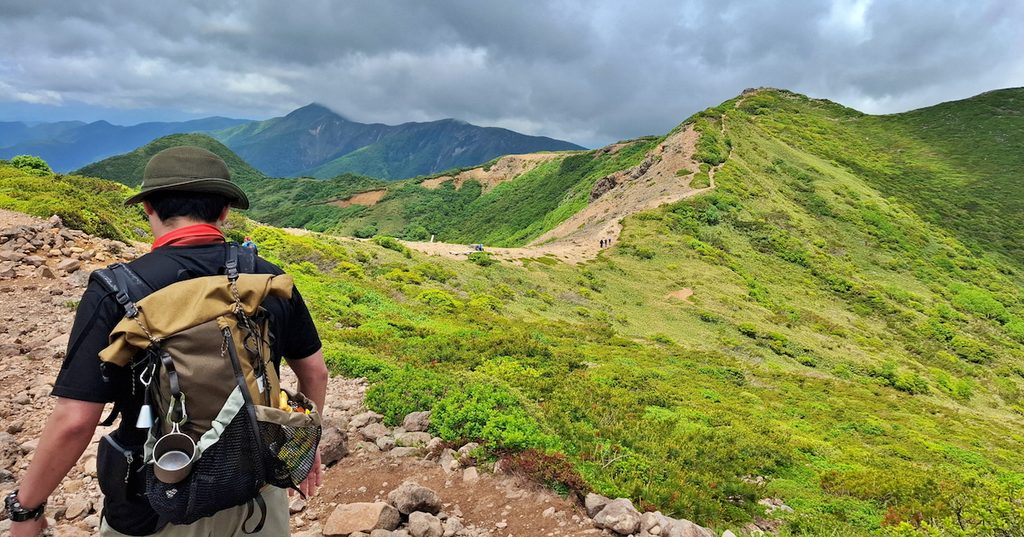 趣味の登山を楽しむ男性