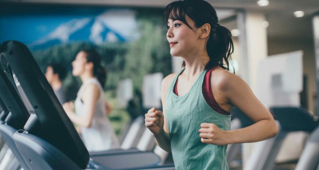 スポーツジムで運動する女性
