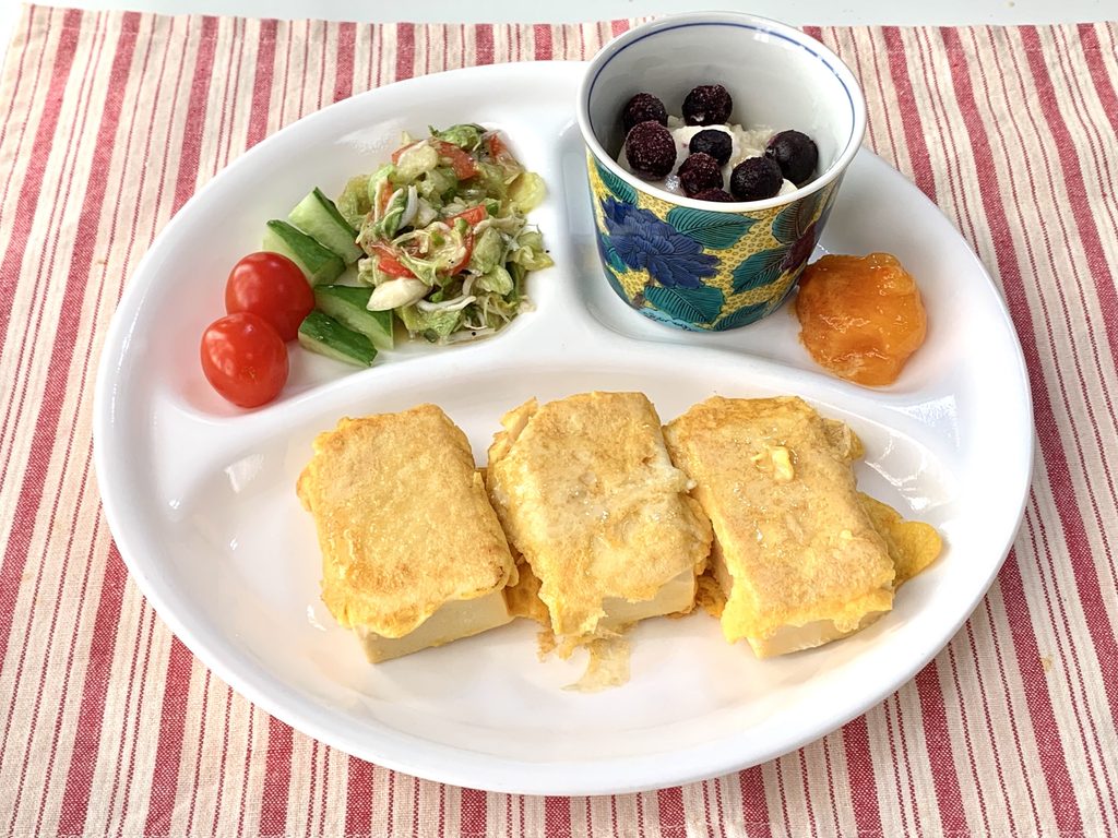 高野豆腐を戻しフレンチトースト風に料理する。