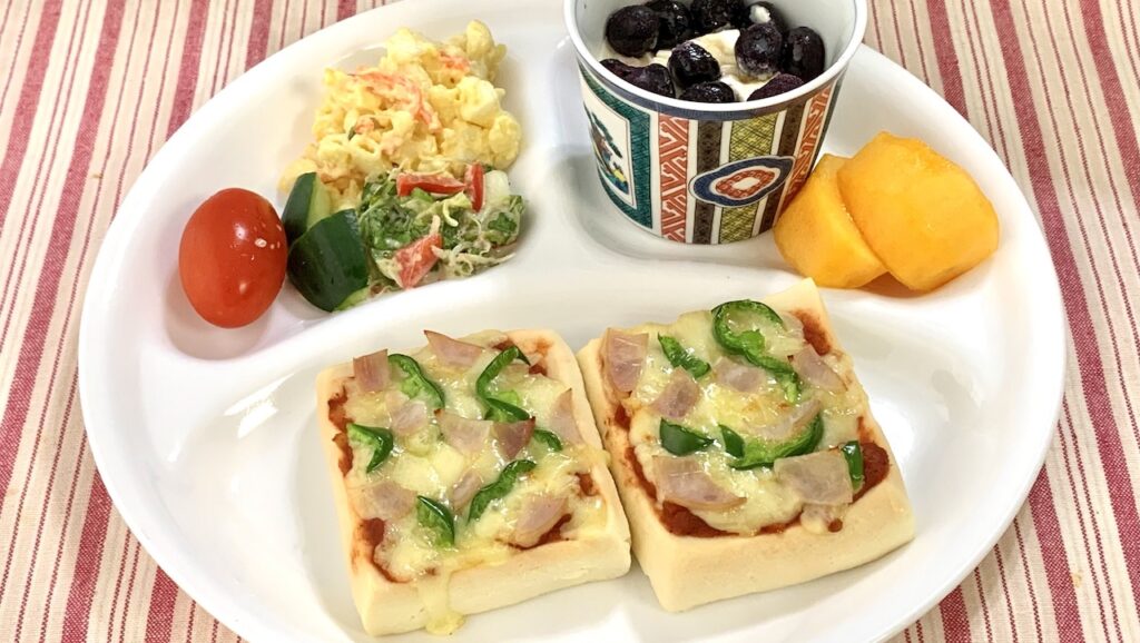 高野豆腐を戻してトマトソース、チーズ、ピーマン、ハムでピザトースト風にアレンジした朝食。