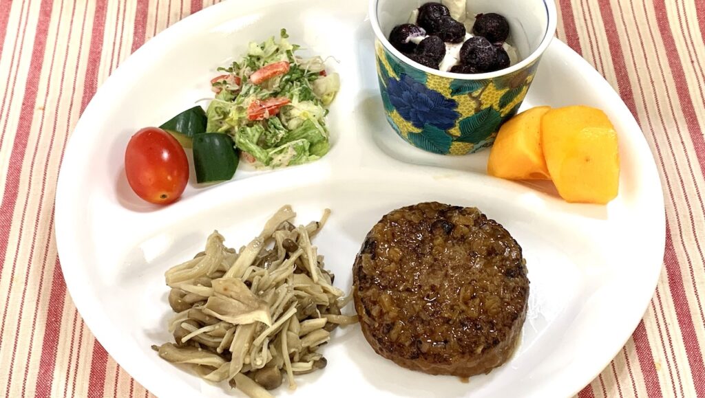 ハンバーグ種にパン粉の代わりに粉豆腐をつなぎに入れて作ったハンバーグステーキ。