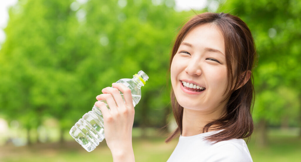 健康のために良い水を飲む女性