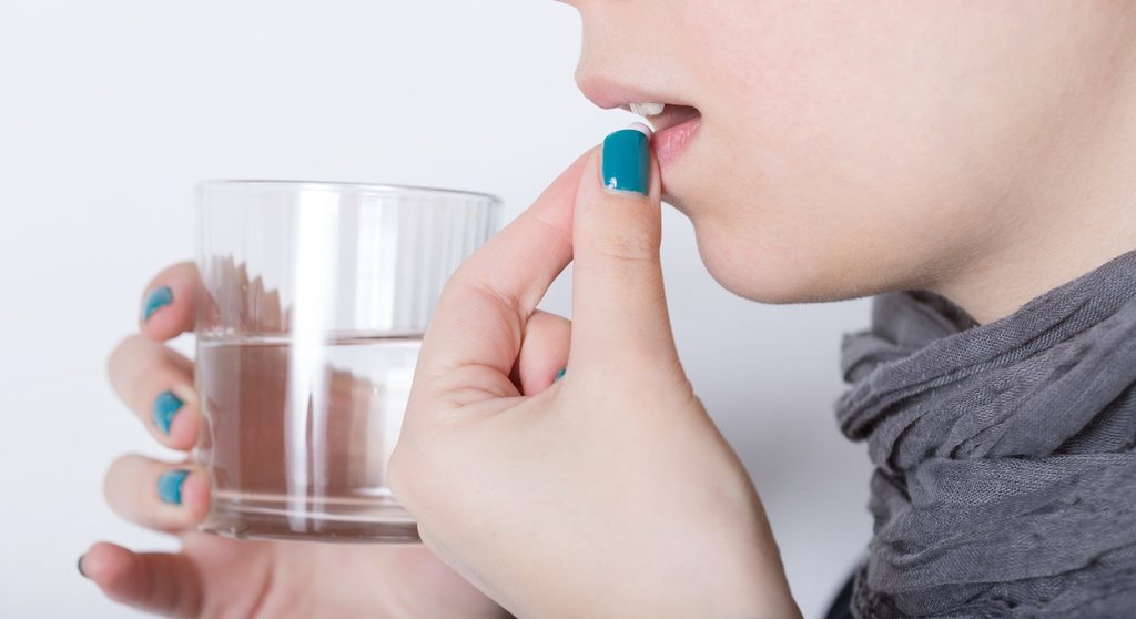 痩せ薬を飲む女性