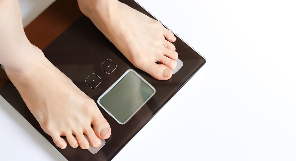 体重計に乗り体重と体脂肪を測り管理する