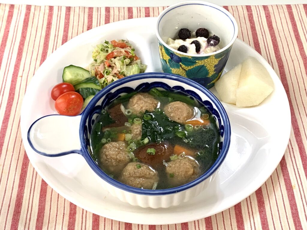 具だくさんのスープに粉豆腐を入れて、とろっとしたスープにする料理。