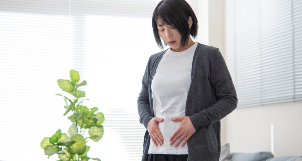 腸内環境に目をむけるミドル女性。